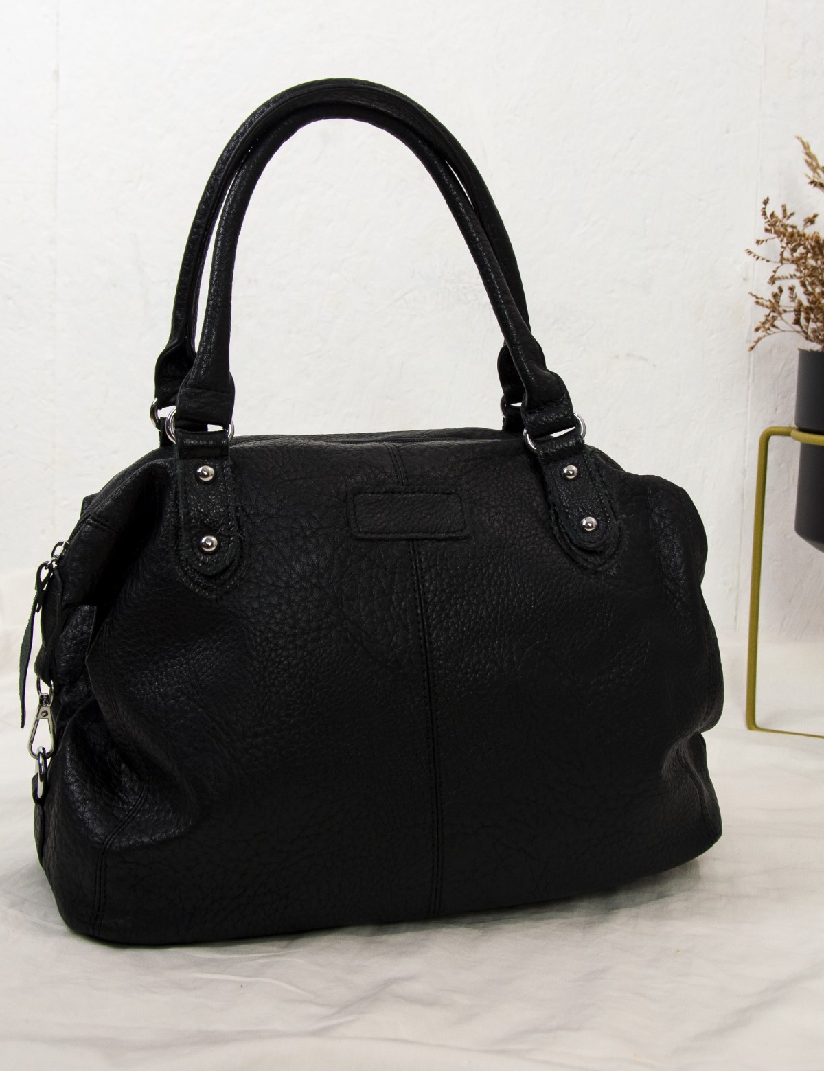 Γυναικεία μαύρη τσάντα ώμου με διχρωμία PB712 φωτογραφία